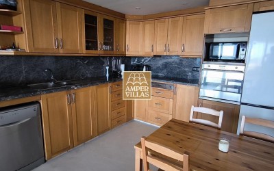 Precioso y acogedor apartamento con vistas panorámicas al mar y las montañas.